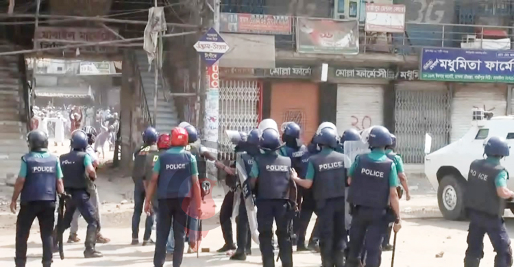 গাজীপুরে হেফাজত-পুলিশ সংঘর্ষ, আটক ২০