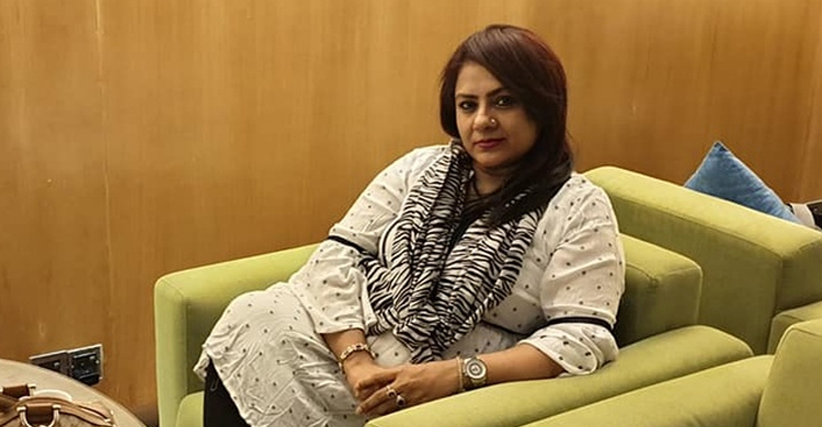 র্যাব সদস্যদের দেখে অঝোরে কাঁদলেন হেলেনা জাহাঙ্গীর