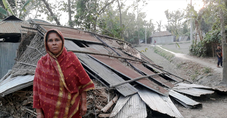 কালবৈশাখীতে ঘর উড়ে গেছে, মর্জিনাদের রাত কাটছে রাস্তায়