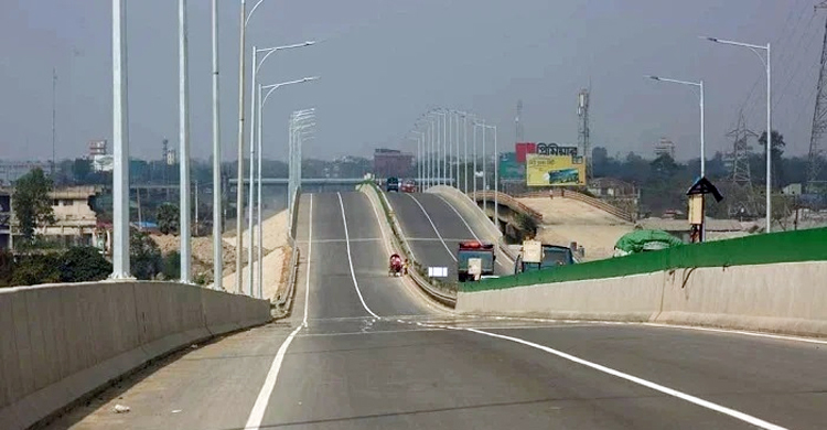 এক্সপ্রেসওয়েতে বাস উল্টে ৫ যাত্রী আহত