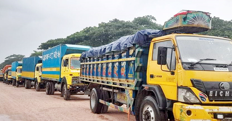 নরসিংহপুর ঘাট পারের অপেক্ষায় ৫ শতাধিক ট্রাক, পচে যাচ্ছে কাঁচামাল