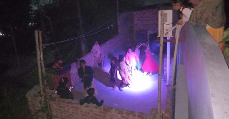 গান-বাজনা বাজিয়ে নতুন বছরকে স্বাগত