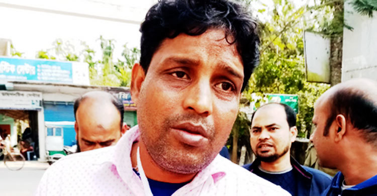 কর্মকর্তাকে কুপিয়ে গ্রামীণ ব্যাংকের টাকা ছিনতাই