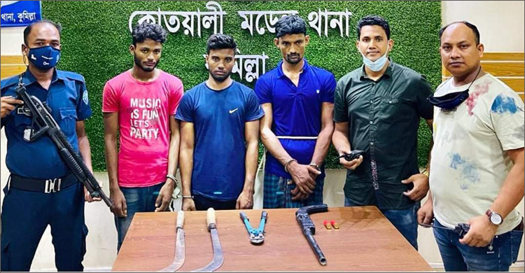কুমিল্লায় ডাকাতির প্রস্তুতিকালে অস্ত্রসহ গ্রেফতার ৩