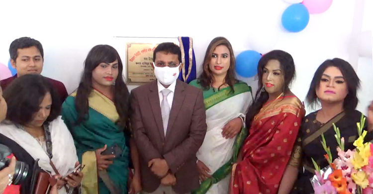 হাত পেতে নয় কাজ করে বাঁচতে চান হিজড়ারা