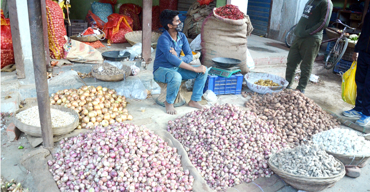ভারতীয় পেঁয়াজের চাহিদা নেই হিলিতে