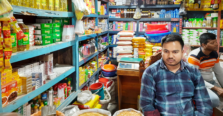 হিলিতে খোলা সয়াবিনে মেশানো হচ্ছে বোতলের তেল