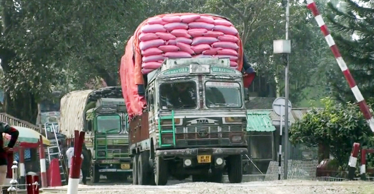 হিলিতে বেড়েছে গমের আমদানি, কমেছে দাম