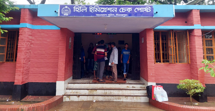 দুর্গোৎসব: হিলি চেকপোস্ট দিয়ে বেড়েছে যাত্রী পারাপার