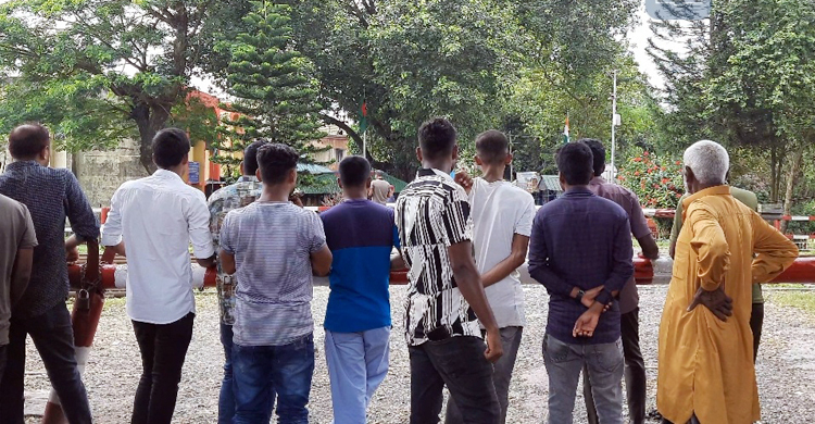 শূন্যরেখায় দাঁড়িয়ে দূর থেকে স্বজনদের দেখলেন তারা