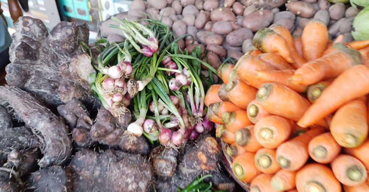 পাতার ঝাঁজে কমেছে ভারতীয় পেঁয়াজের দাম