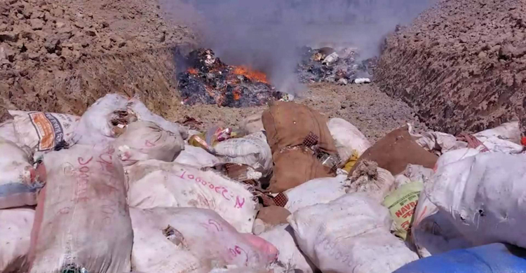 হিলি কাস্টমসে মেয়াদোত্তীর্ণ ৫০ ট্রাক পণ্য ধ্বংস