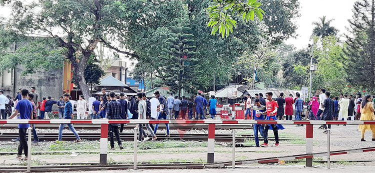 হিলির শূন্য রেখায় দুই বাংলার স্বজদের মিলনমেলা