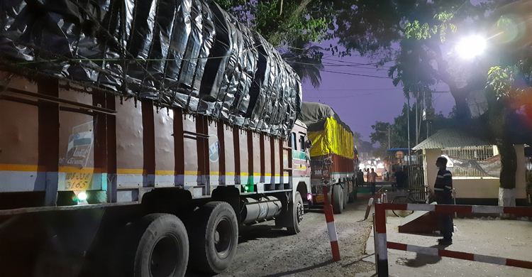 হিলি স্থলবন্দর দিয়ে আমদানি-রপ্তানি শুরু
