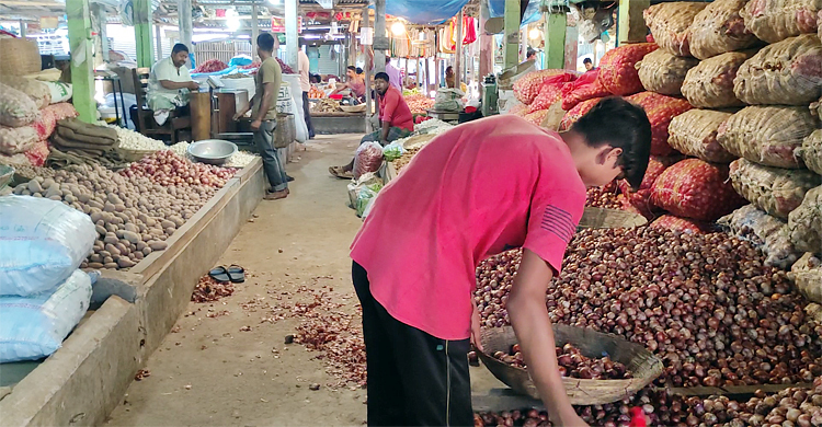 হিলিতে পেঁয়াজ আমদানি বেড়েছে
