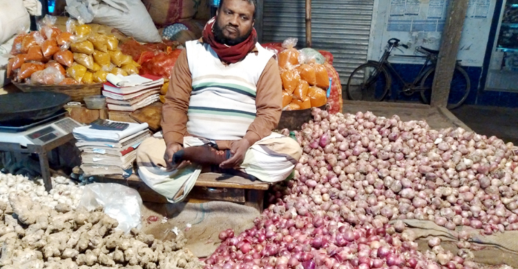 হিলিতে দাম কমেছে দেশি পেঁয়াজের