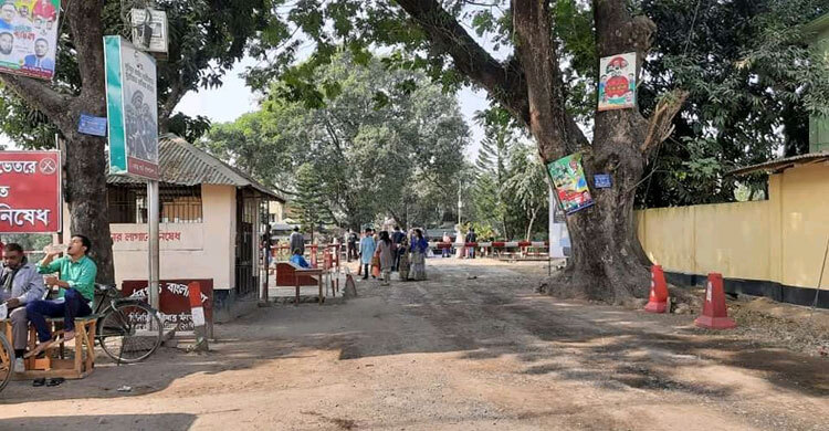 হিলিতে বাংলাদেশ-ভারত কাস্টমস কর্মকর্তাদের মিষ্টি বিনিময়