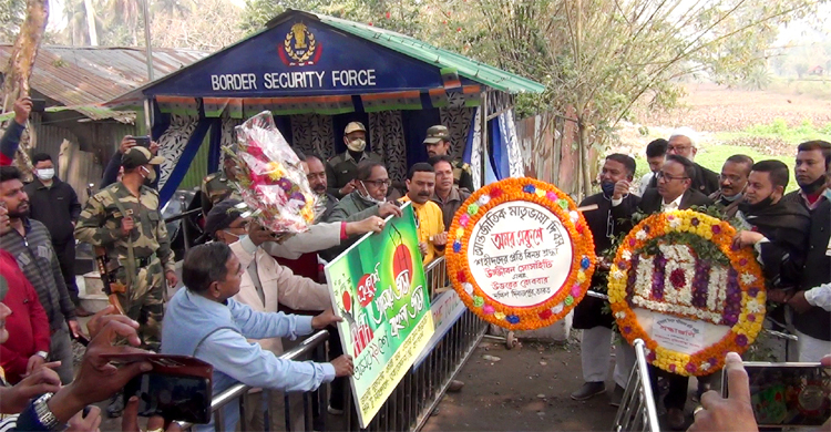 হিলি সীমান্তের শূন্যরেখায় অস্থায়ী বেদীতে ভাষাশহীদদের শ্রদ্ধা