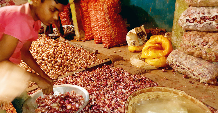 হিলিতে ১০ টাকা কমলো পেঁয়াজের দাম