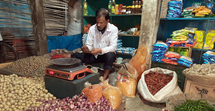হিলিতে ২০ টাকায় নামলো ভারতীয় পেঁয়াজ