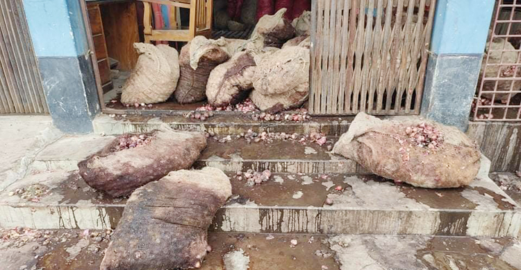 হিলিতে বিক্রি নেই ভারতীয় পেঁয়াজের, লোকসানে ব্যবসায়ীরা