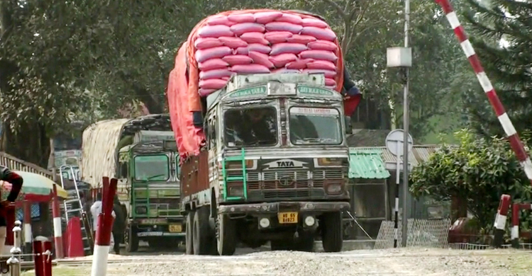 হিলি স্থলবন্দর দিয়ে কমেছে গমের আমদানি