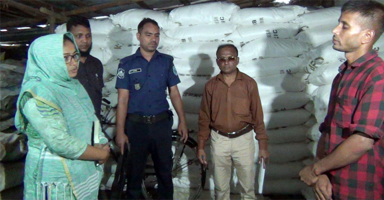 হিলিতে মূল্যতালিকা না থাকায় দুই কীটনাশক দোকানির জরিমানা