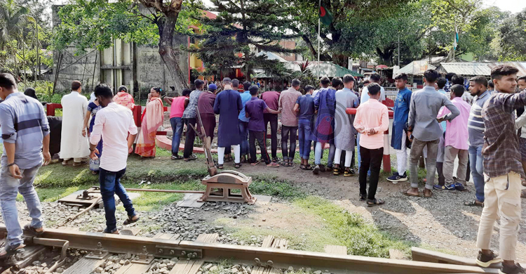 হিলির শূন্য রেখায় দুই বাংলার স্বজদের মিলনমেলা