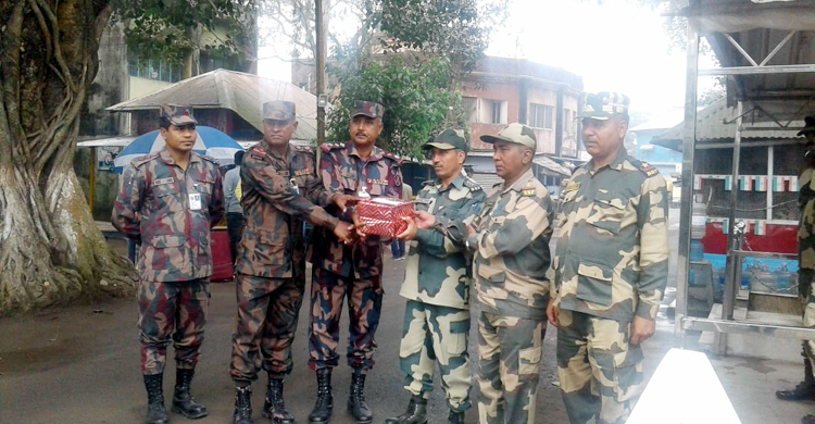 বিএসএফকে মিষ্টি দিলো বিজিবি