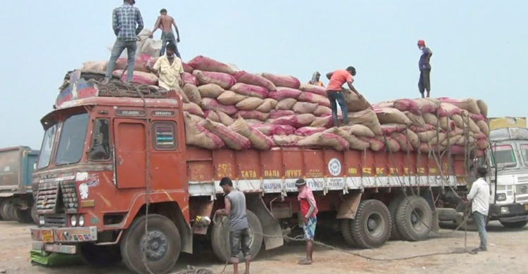 হিলি বন্দরে বেড়েছে পেঁয়াজ আমদানি