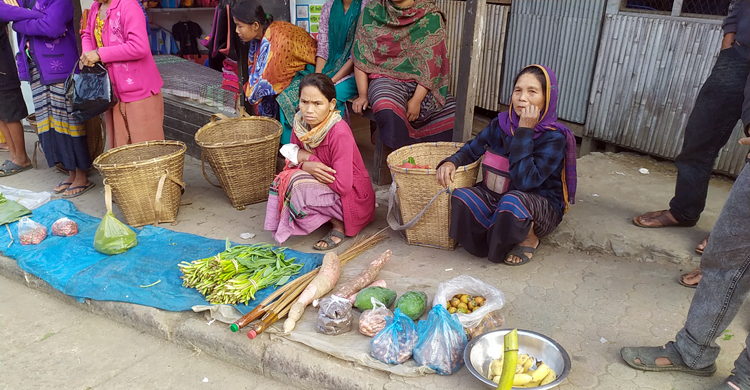 রোজ সকালে পাহাড়ি পণ্যের পসরা বসে সাজেকে