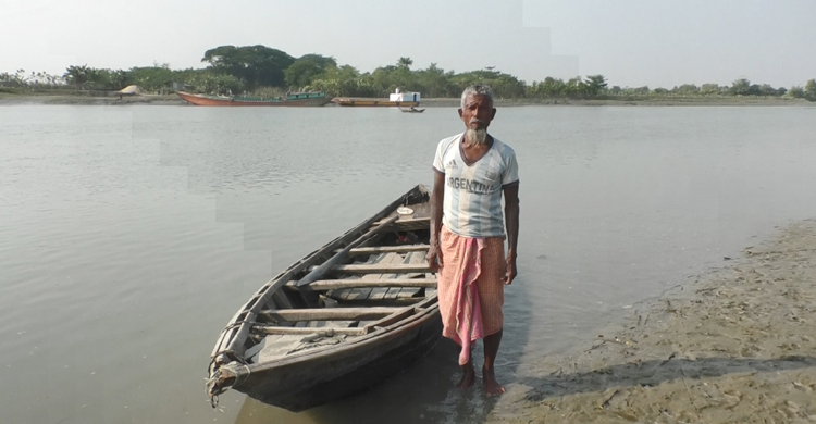 ইলিশ না পেয়ে পেশা বদলাচ্ছেন জেলেরা