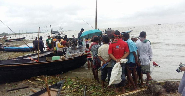 ইলিশ শিকারের সময় সিলিন্ডার বিস্ফোরণে দুই জেলে দগ্ধ