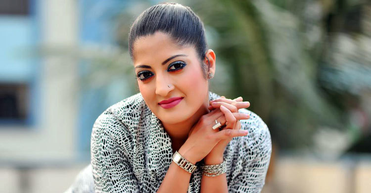 বইয়ের প্রচারণায় হুমায়রা হিমু