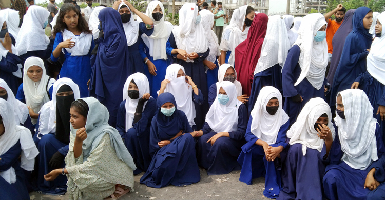 প্রধান শিক্ষককে পেটালেন কাউন্সিলর