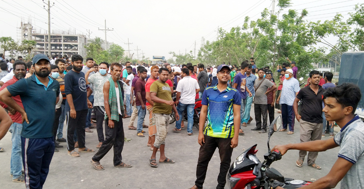 নিরাপদ সড়কের দাবিতে মেডিকেল শিক্ষার্থীদের মানববন্ধন