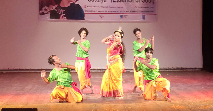 যশোরে মঞ্চ মাতালেন তৃতীয় লিঙ্গের নৃত্যশিল্পীরা