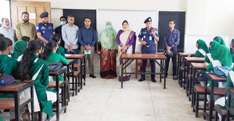 ছাত্রীকে অনৈতিকভাবে শাস্তি দেওয়ায় শিক্ষিকা বরখাস্ত