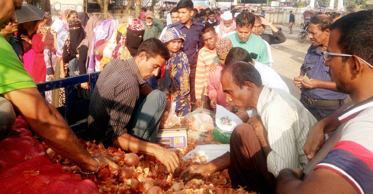 ৪৫ টাকার পেঁয়াজ কিনতে হুমড়ি খেয়ে পড়ছেন মানুষ