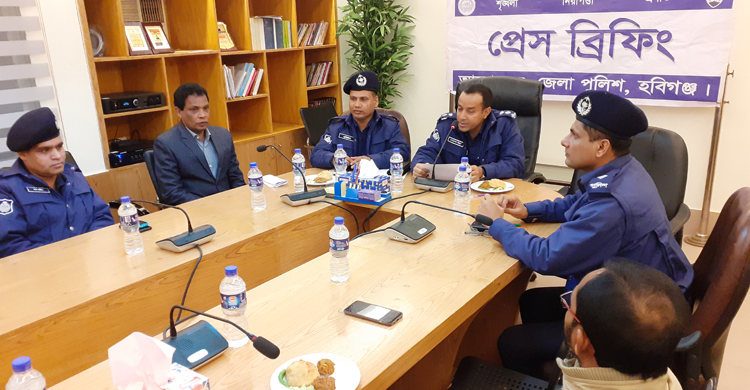 ভালোবেসে বাবার পাঠানো মোবাইলটাই কাল হলো