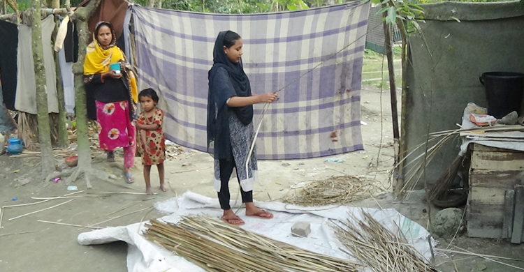২০ হাজার নারীর ভাগ্য খুলেছে হোগলা পাতার দড়ি