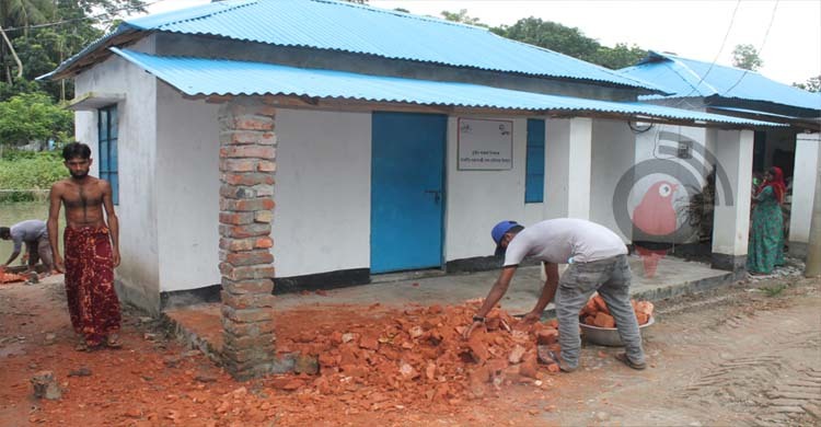 ‘যেকোনো সময় ঘর ভাইঙা মাথার ওপর পড়তে পারে’