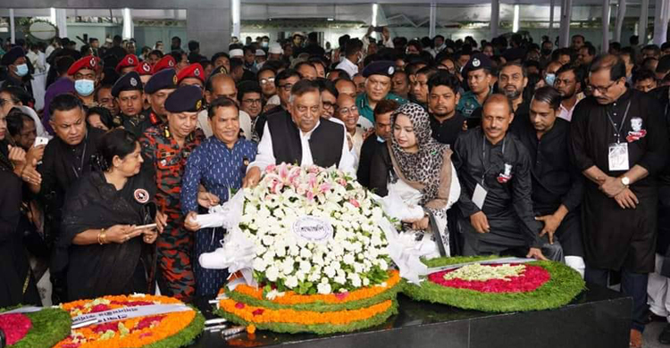 বঙ্গবন্ধুর প্রতিকৃতিতে স্বরাষ্ট্রমন্ত্রীর শ্রদ্ধা