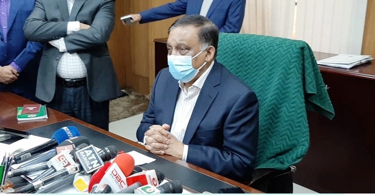 Four held over sculpture vandalizm