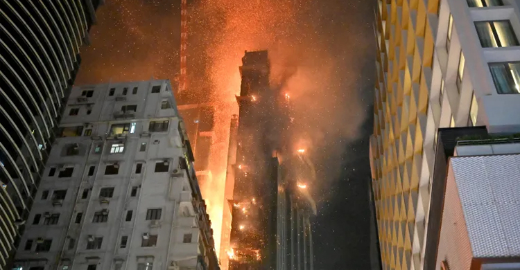হংকংয়ে ৪২ তলা ভবনে আগুন
