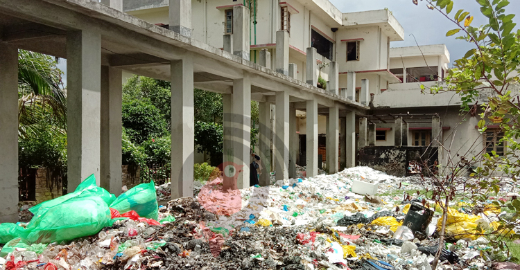 চুয়াডাঙ্গা সদর হাসপাতালের বর্জ্যের দুর্গন্ধে দম নেওয়াই দায়