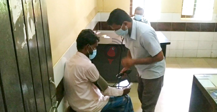 পাশে বসে চিকিৎসক, রোগী দেখছেন দৈনিক হাজিরার কর্মচারী