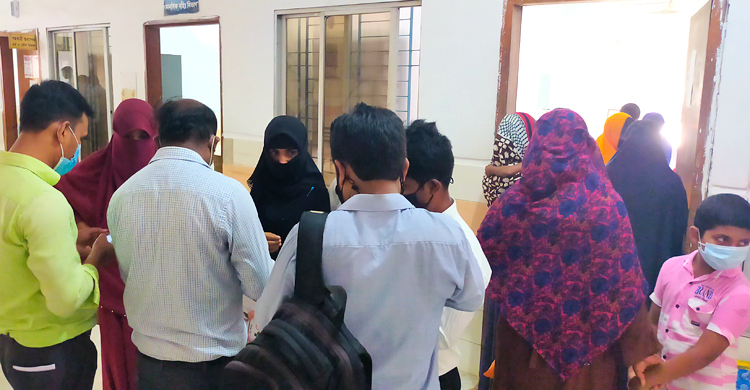 কোম্পানির প্রতিনিধি আর দালালে অতিষ্ঠ কুমিল্লা হাসপাতালের রোগীরা