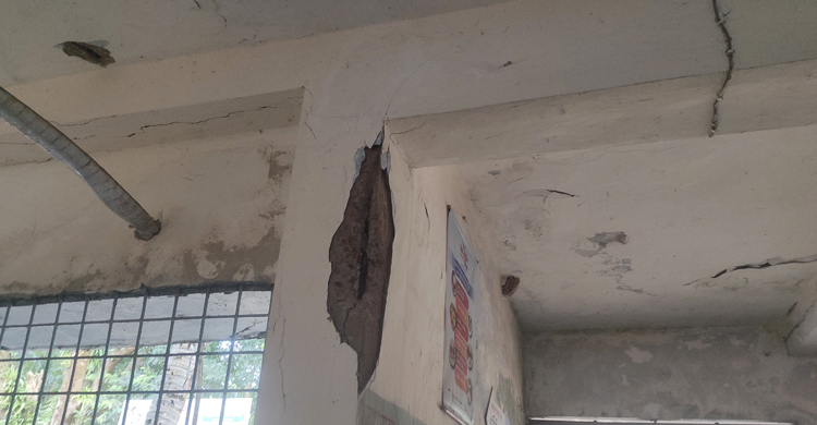 রাজনগর স্বাস্থ্য কমপ্লেক্সে ফাটল, রোগী ভর্তি বন্ধ