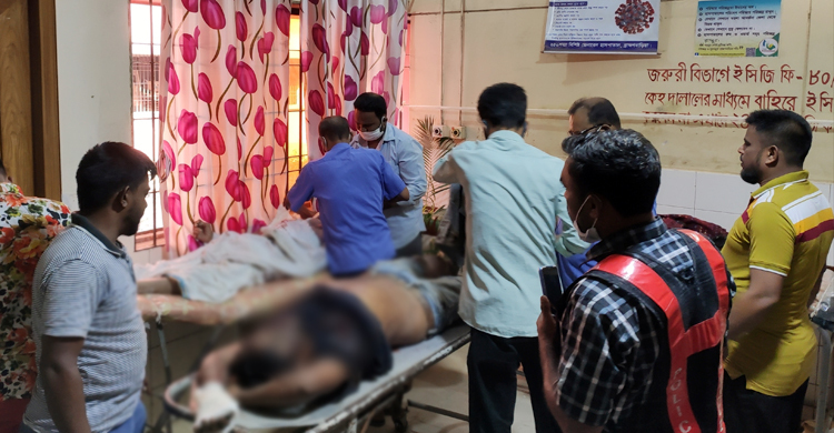 সড়কে ত্রিমুখী সংঘর্ষে একই পরিবারের ৪ জন নিহত